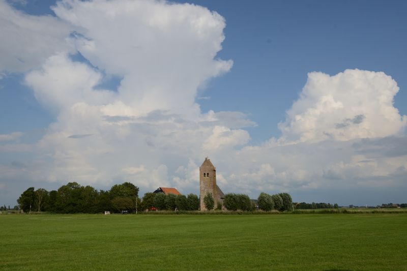 Westhem met indrukwekkende wolkenlucht
