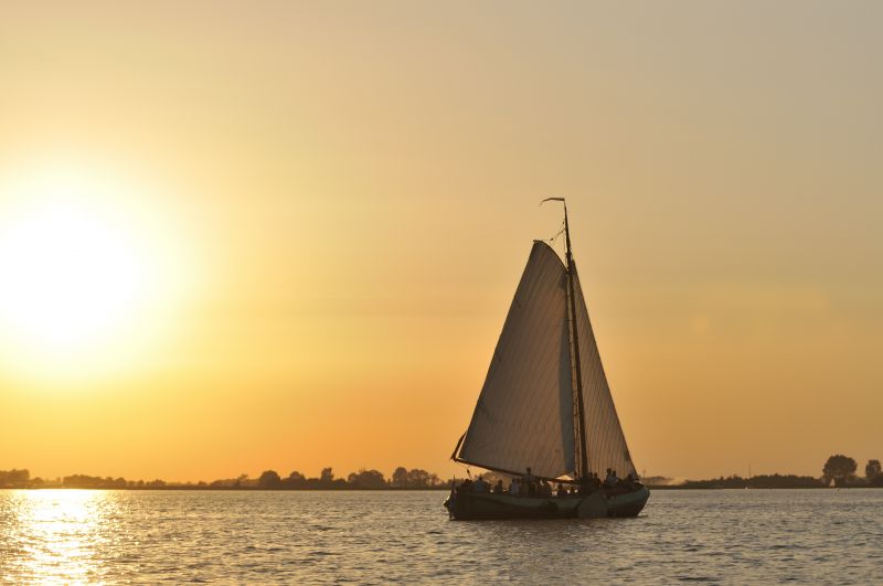 Volgepakt Skûtsje op de Langweerder Wielen