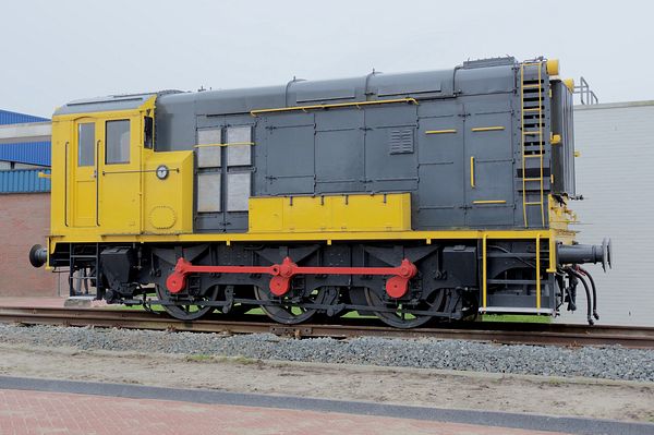 Drachten, oude locomotief op Philips terrein