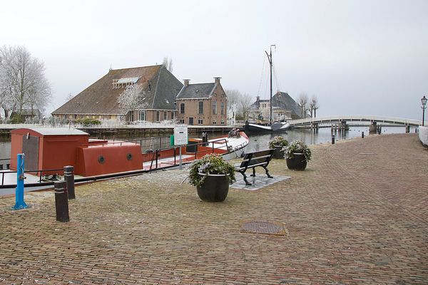 Gaastmeer, skutsje aan de wal in de winter