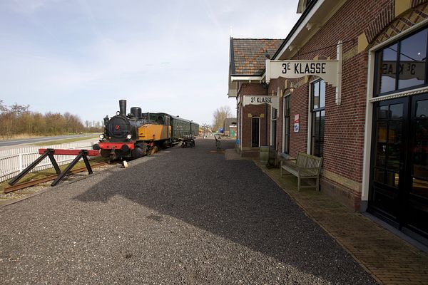 Marrum, herbouwd station + oude trein (Pannekoek restaurant)