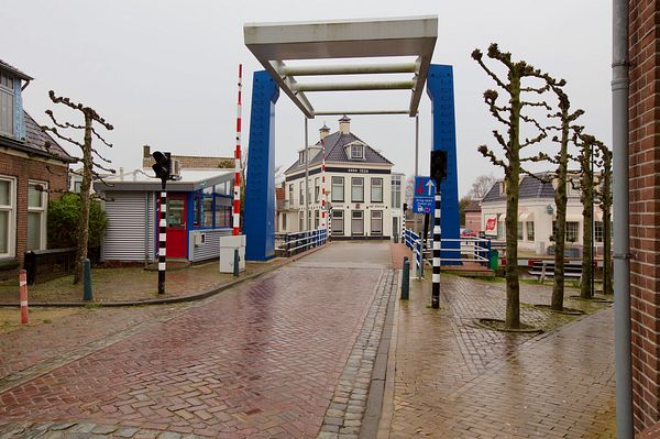 Wartena, brug op een regenachtige zondagmorgen