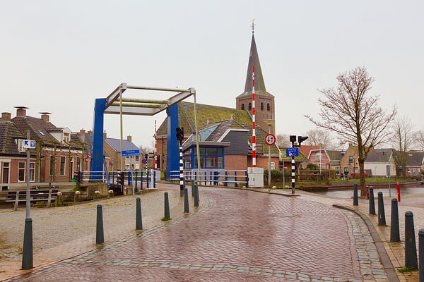 Wartena, brug op een regenachtige zondagmorgen