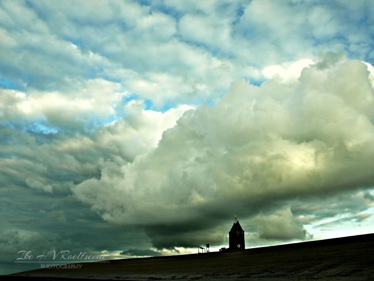 De 800 jaar oude toren van de Mariakerk in Wierum