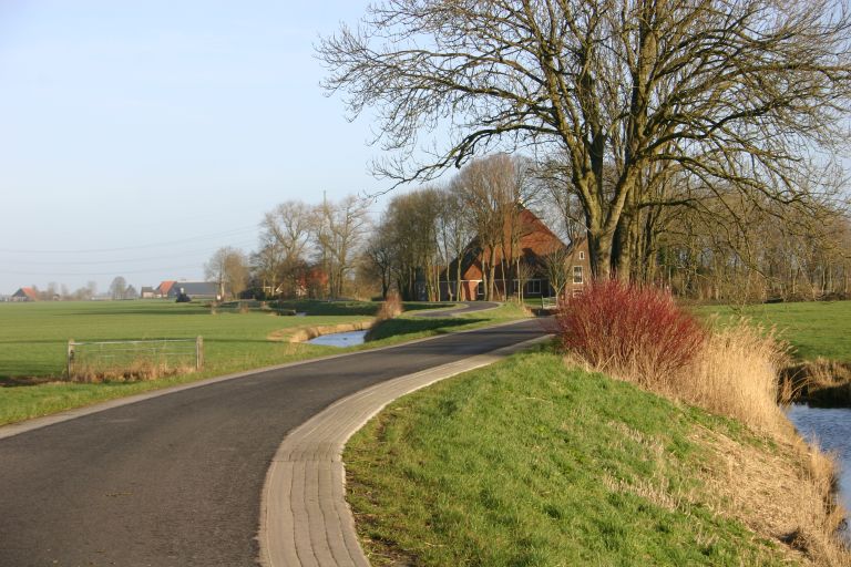 Landweg met boerderij