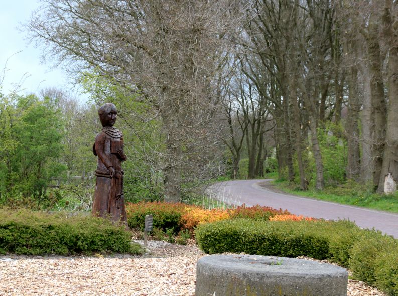Houten kunstwerk bij het Streekmuseum- Volkssterrenwacht Burgum