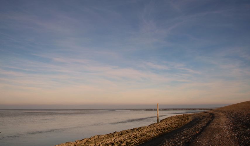 Avondlicht bij Wierum aan de Waddenzee.