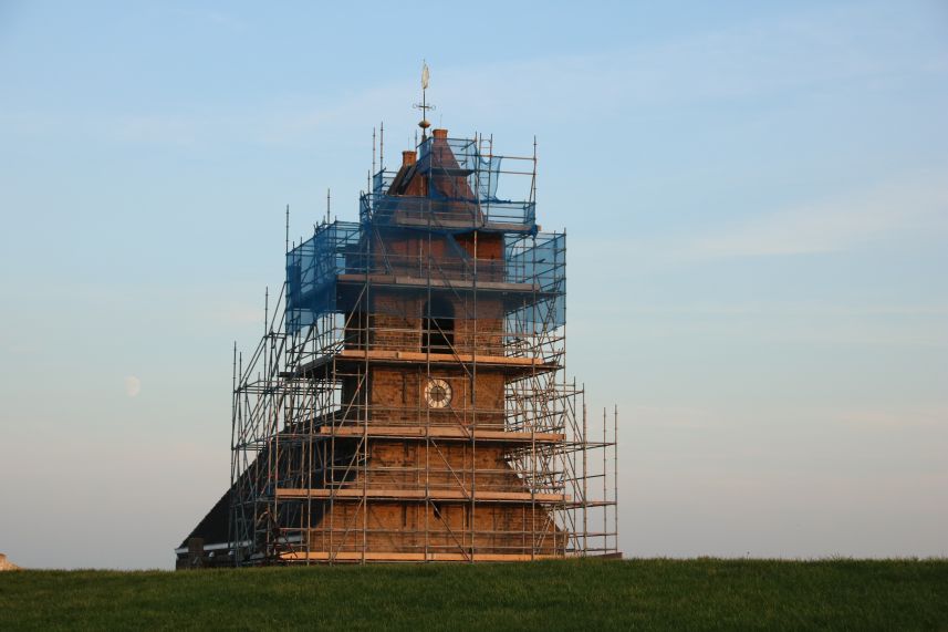 Het historische kerkje van Wierum in de steigers.