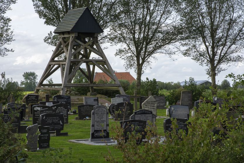 Kerkhof Idzega met de klokkestoel Kerkhof Idzega met de klokkestoel
