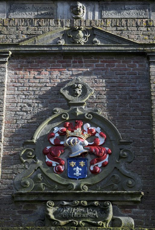 Wapen op gevel van het Poptaslot Wapen op gevel van het Poptaslot