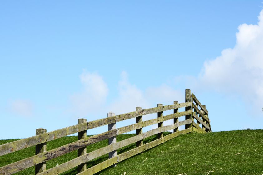 Dijk met hek bij Moddergat