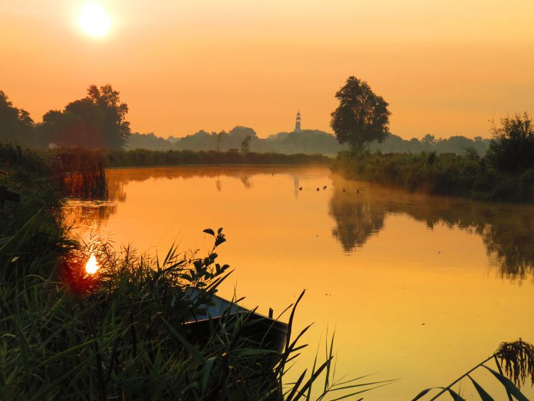 Zonsopkomst langs De Boarn bij Aldeboarn