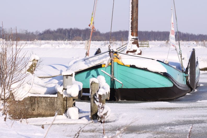 Skutsje in de sneeuw bij Akmarijp