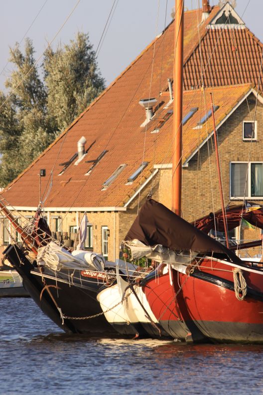 skutsjes in haven Grou