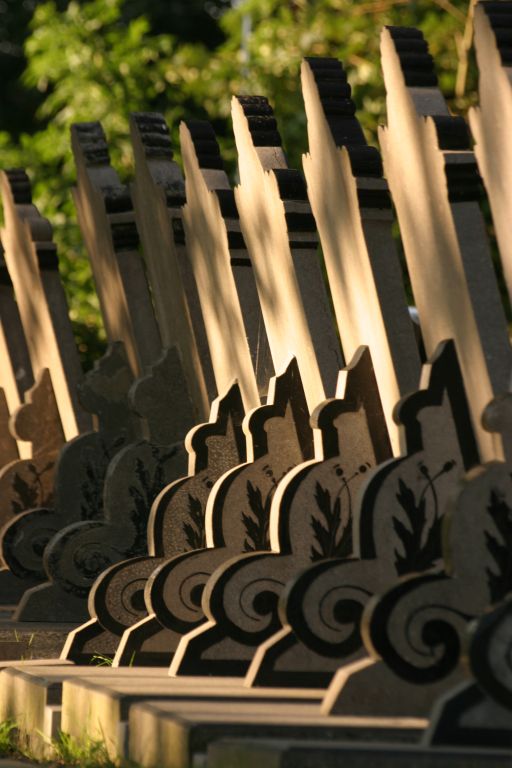 grafzerken bij kerk Weidum