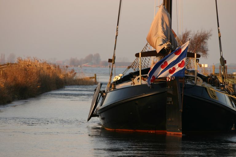 Skutsje met Friese Vlag bij Yndyk